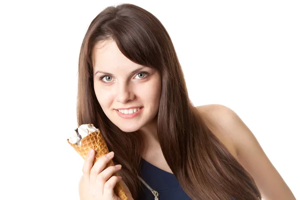 Красивая женщина с мороженым — стоковое фото