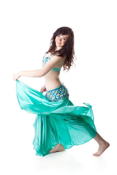 Красивая женщина в танце арабского танца — стоковое фото