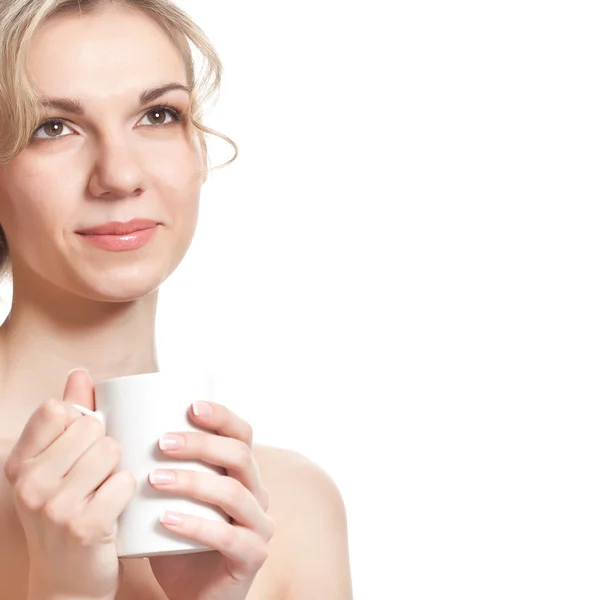 Mujer rubia joven está bebiendo té — Foto de Stock