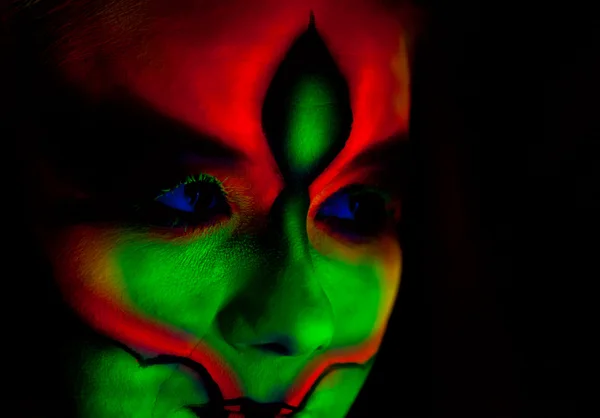 Twarz kobiety, która z ultrafioletowe — Zdjęcie stockowe
