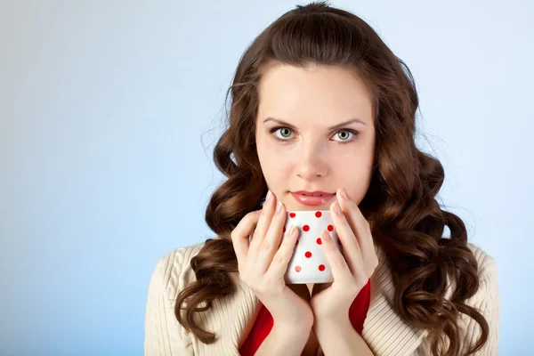 Genç kadın dreanking çay olduğunu — Stok fotoğraf