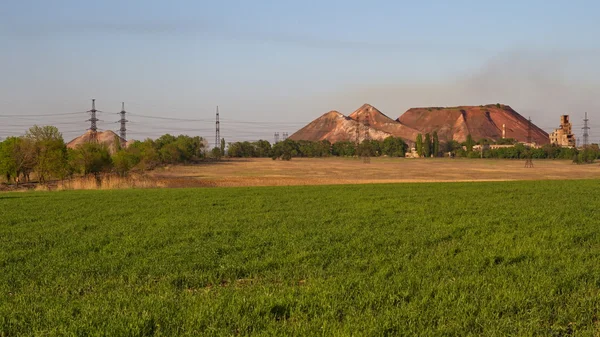 Minas de carvão em culturas de trigo . — Fotografia de Stock