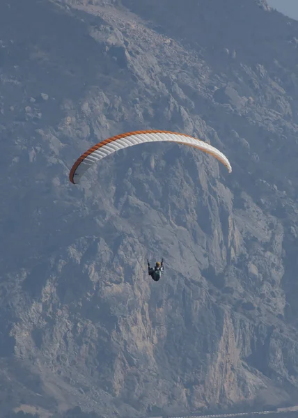Paragliden in de bergen — Stockfoto