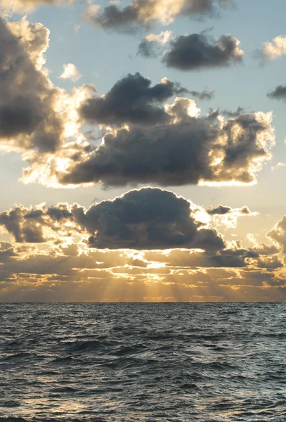 海和日落时云 免版税图库照片