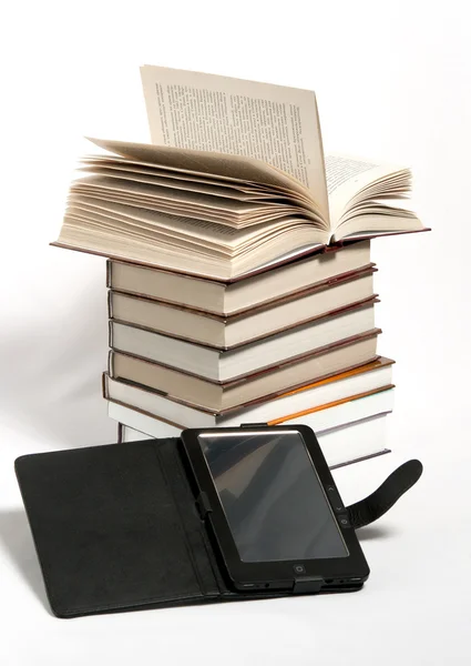 Books and e-book on a white background — Stock Photo, Image