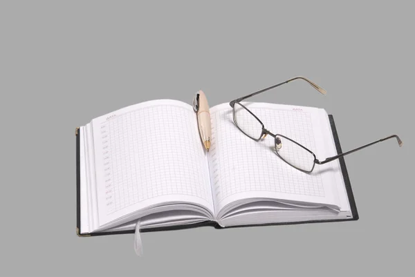 日记的钢笔和眼镜 免版税图库图片