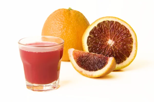 Blodapelsiner med färsk juice — Stockfoto