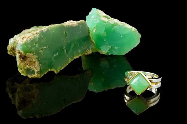 Chrysoprase Ring And Rough — Stock Photo, Image