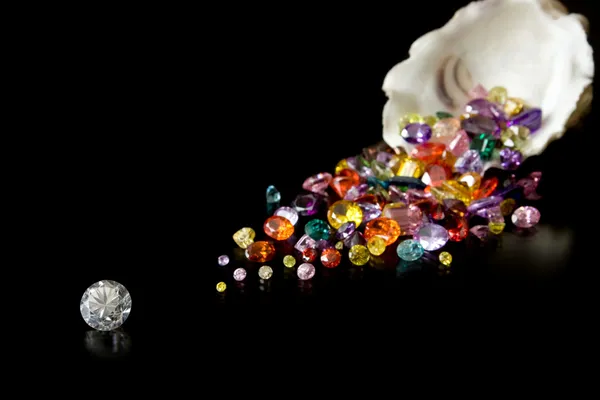 Алмазы и драгоценности из Ойстера — стоковое фото