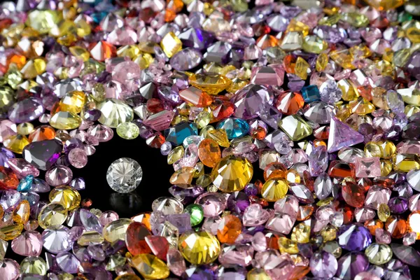 Solitário diamante cercado por pedras preciosas coloridas — Fotografia de Stock