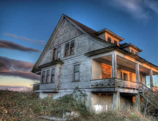 Casa abandonada misteriosa Fotos De Bancos De Imagens