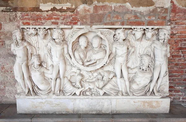Antiguo sarcófago romano — Foto de Stock