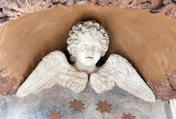 Okřídlený cherub socha — Stock fotografie