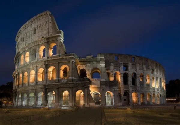 罗马斗兽场在夜间 — 图库照片