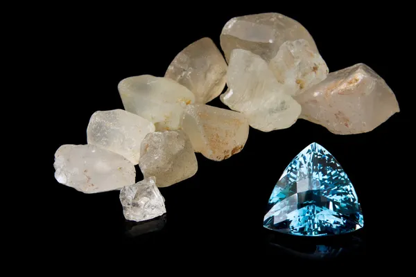 Trilliant Cut Blue Topaz And Rough Stones — Stock Photo, Image