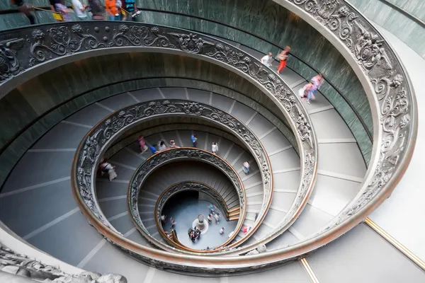 Wspaniałe Muzeum Watykańskie spiralne schody — Zdjęcie stockowe