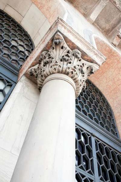 Венецианская каменная колонна — стоковое фото