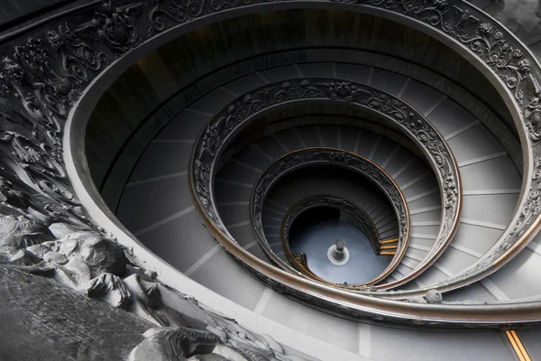 Espectacular escalera de caracol del Museo Vaticano — Foto de Stock
