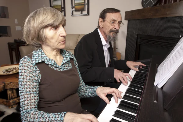 Seniors bermain piano duet — Stok Foto