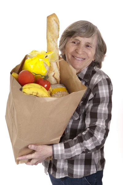 Senior trägt eine Tüte mit Lebensmitteln — Stockfoto