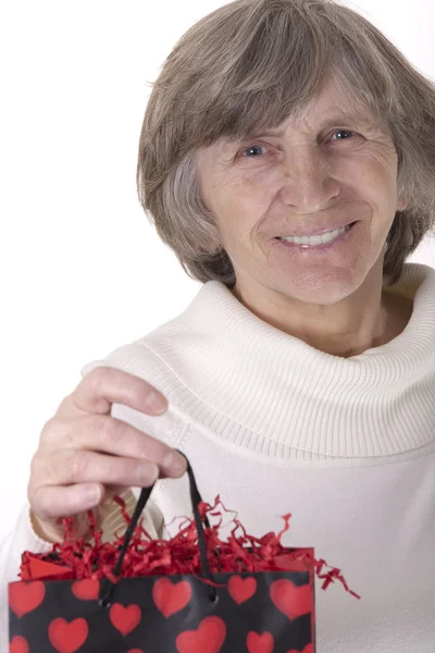 Rentnerin mit Geschenktüte — Stockfoto