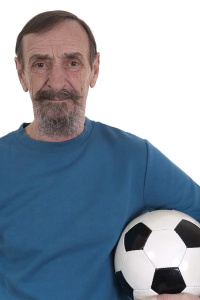 Пенсионер держит футбольный мяч — стоковое фото