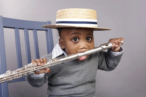 Småbarn pojke håller en flöjt — Stockfoto