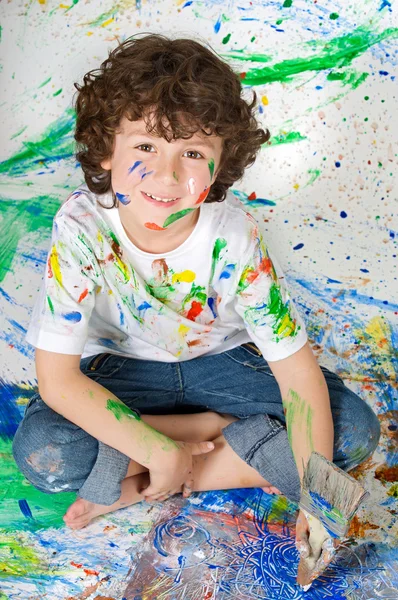 Entzückende Jungenmalerei — Stockfoto