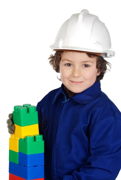 Zukünftiger Bauherr baut eine Ziegelwand mit Spielzeugteilen — Stockfoto