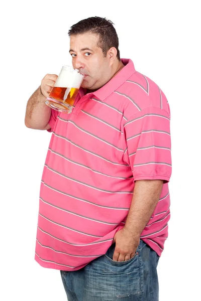 Товстий чоловік п'є банку пива — стокове фото
