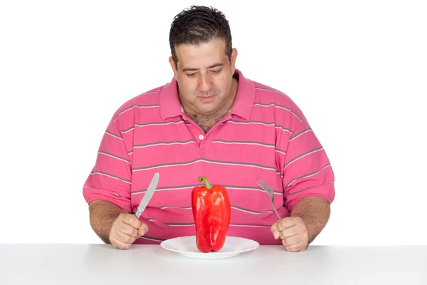 Tlustý muž jí červenou paprikou — Stock fotografie