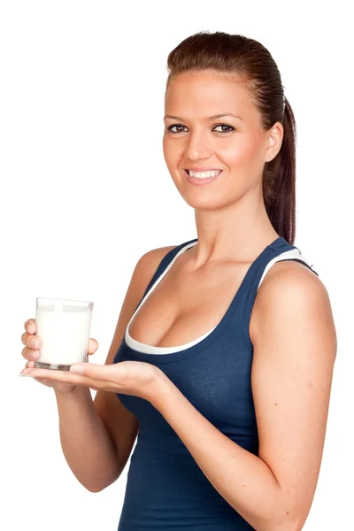 Привлекательная девушка со стаканом молока — стоковое фото