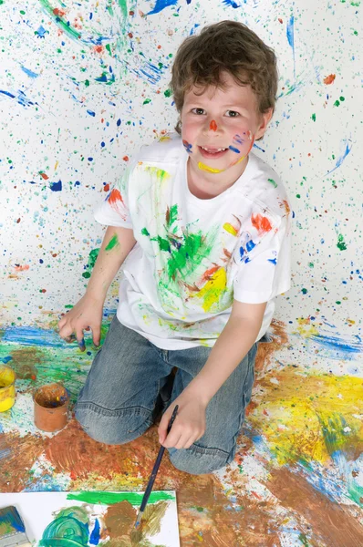 Mały chłopiec bawi się malarstwo — Zdjęcie stockowe