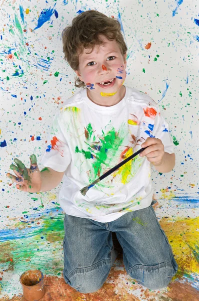 Komik küçük çocuk elini boyalı — Stok fotoğraf