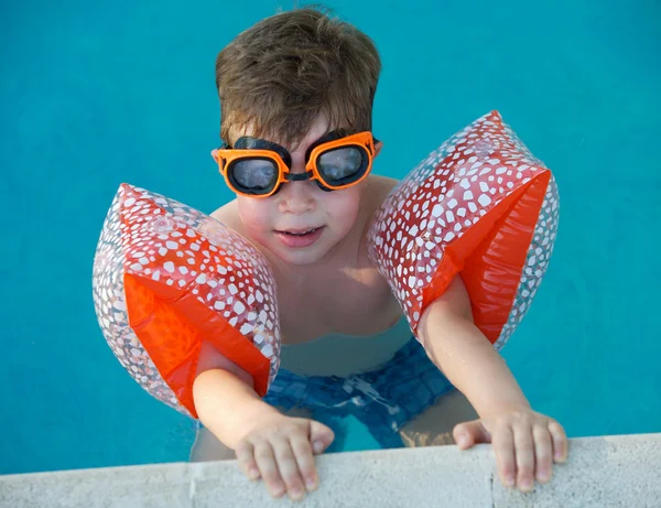 Çocuk yüzme öğrenme — Stok fotoğraf