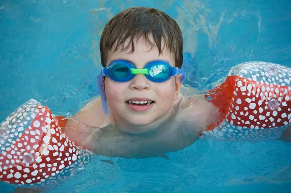 Garçon apprendre à nager — Photo