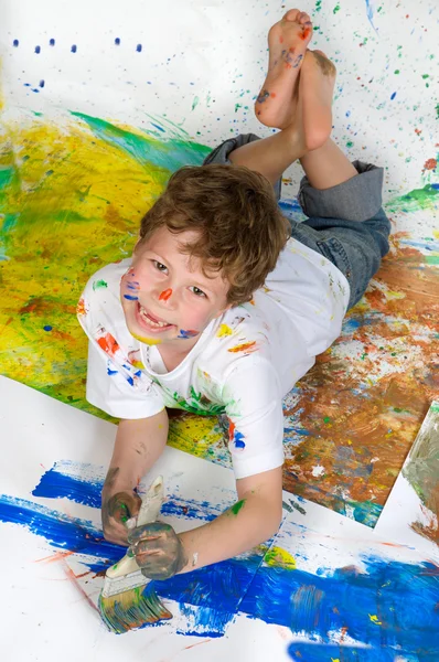Παιδί παίζει με ζωγραφική — Φωτογραφία Αρχείου