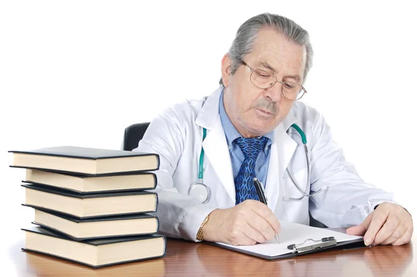 Lekarz seniorów pisania — Zdjęcie stockowe