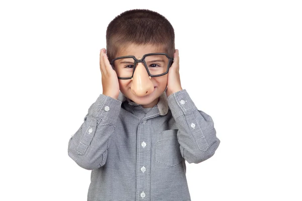 Смешной ребенок в очках и шутке про нос — стоковое фото