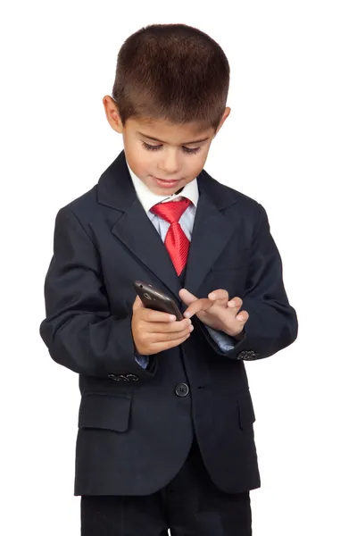 Маленький бізнесмен надсилає повідомлення з мобільним телефоном — стокове фото