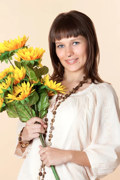 Mujer con un hermoso ramo de flores — Foto de Stock