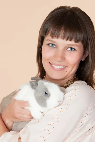 Donna con un bel coniglio — Foto Stock