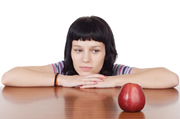 Dívka sledovat červené jablko — Stock fotografie