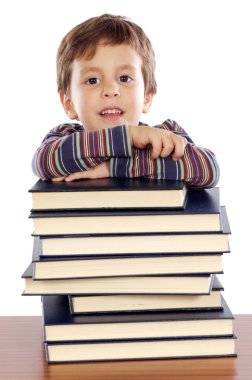 adorable niño estudiando