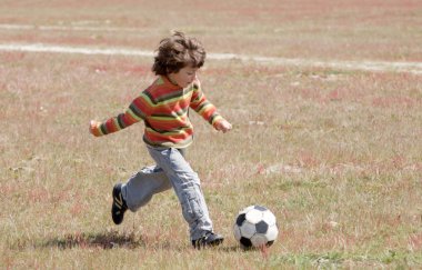 futbol oynayan çocuk