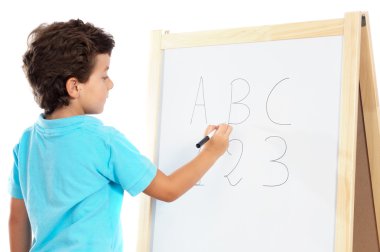 adorable niño estudiando