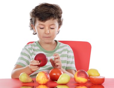 meyveler ile oynayan çocuk