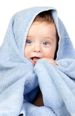 mavi gözleri kapalı bir havlu ile güzel bir bebek