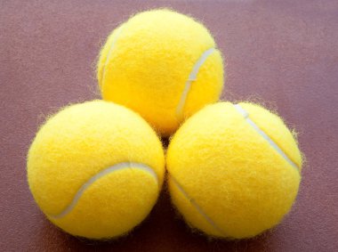 Üç tenis topları sarı kahverengi birlikte üç arka plan