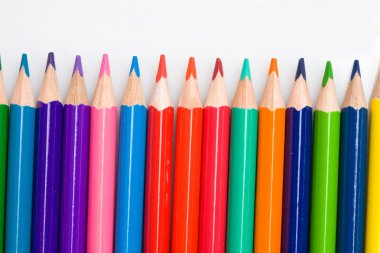 farklı renklerde birçok kalemler